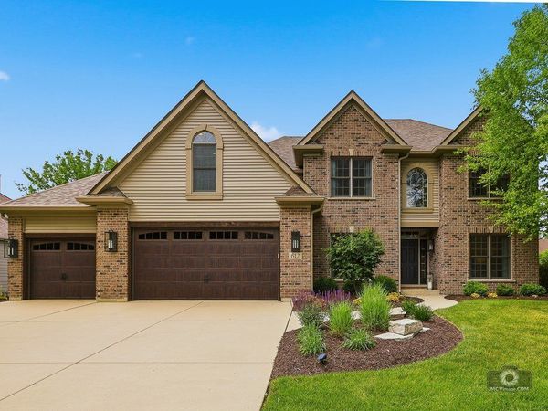612 Pine Street , Sugar Grove, IL 60554