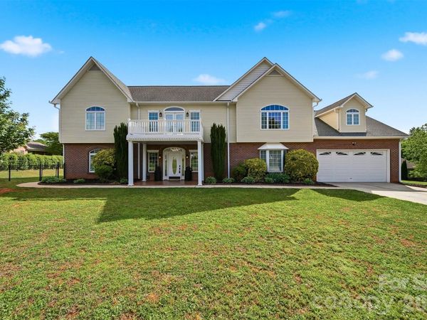 1360 Sweetbriar Lane , Hickory, NC 28602