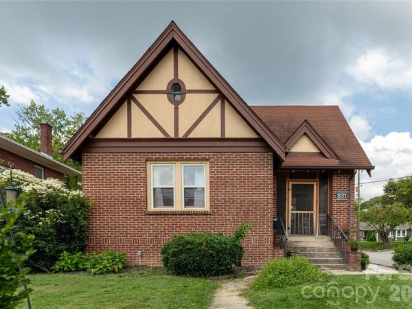 831 Oakland Street , Hendersonville, NC 28791