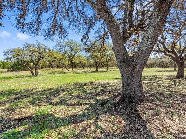 118 E Crestview DR, Johnson City, TX 78636