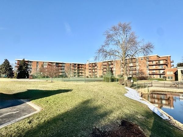 18 E Old Willow Road, Unit 522N, Prospect Heights, IL 60070