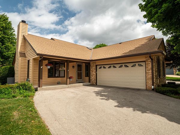 5413 Somerset Ln S, Greenfield, WI 53221
