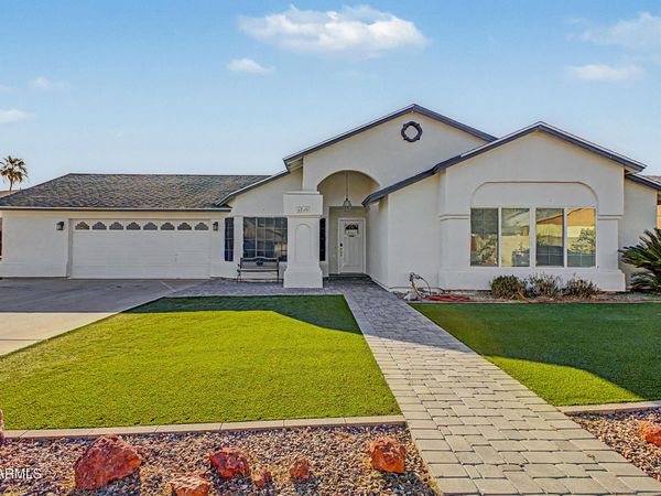 8740 W KEIM Drive, Glendale, AZ 85305