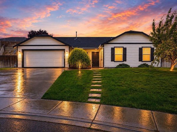 5002 Blue Sage Ln, Pasco, WA 99301