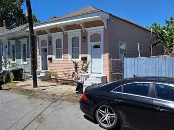 1727 MARAIS Street , New Orleans, LA 70116