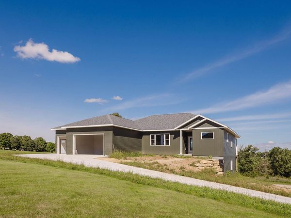 102 Diamond Oaks Drive, Dodgeville, WI 53533