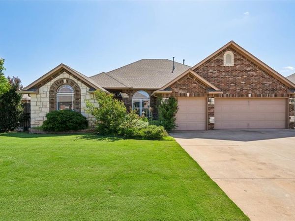 700 N Buckhorn Way, Mustang, OK 73064