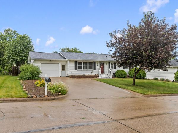 1209 Glenwood Lane , Muscatine, IA 52761
