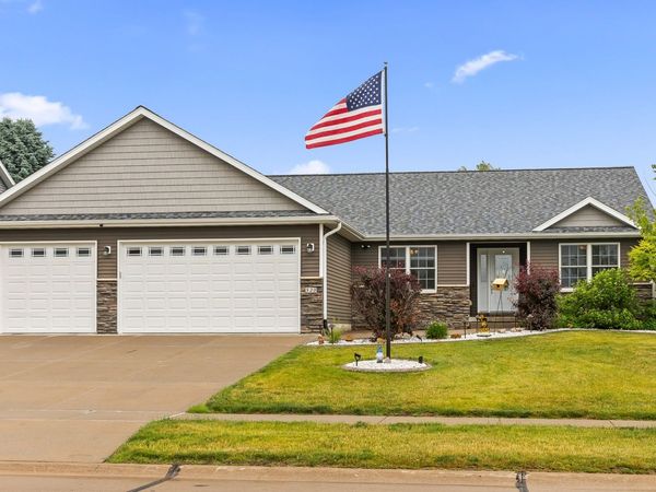 520 Pinehurst Drive , Eldridge, IA 52748
