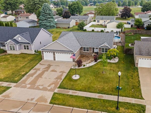520 Pinehurst Drive , Eldridge, IA 52748
