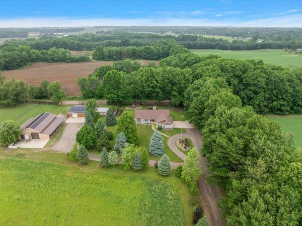 805 W Moore Road, Grant, MI 49327