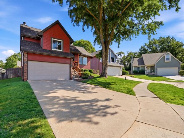 5313 Meadow Place , West Des Moines, IA 50266