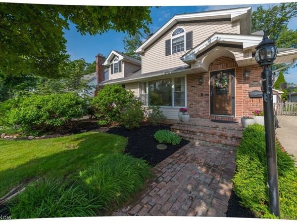 450 Lake Forest Drive, Bay Village, OH 44140