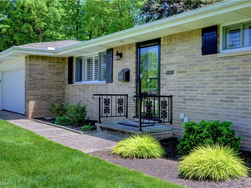 5265 Evergreen Drive, North Olmsted, OH 44070 Photo 4
