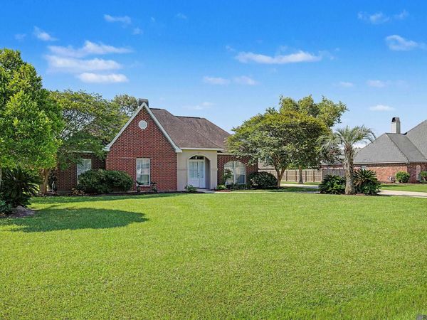 37172 Oak Shadow Ct, Denham Springs, LA 70706