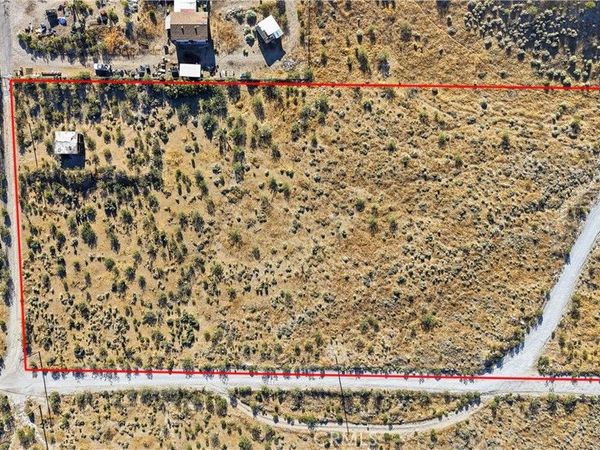 8255 Kiowa Road , Apple Valley, CA 92308