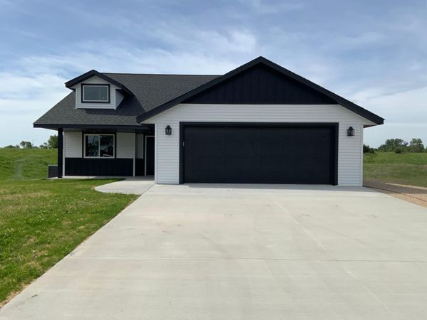 7 Cottonwood Lake Boulevard , Windom, MN 56101