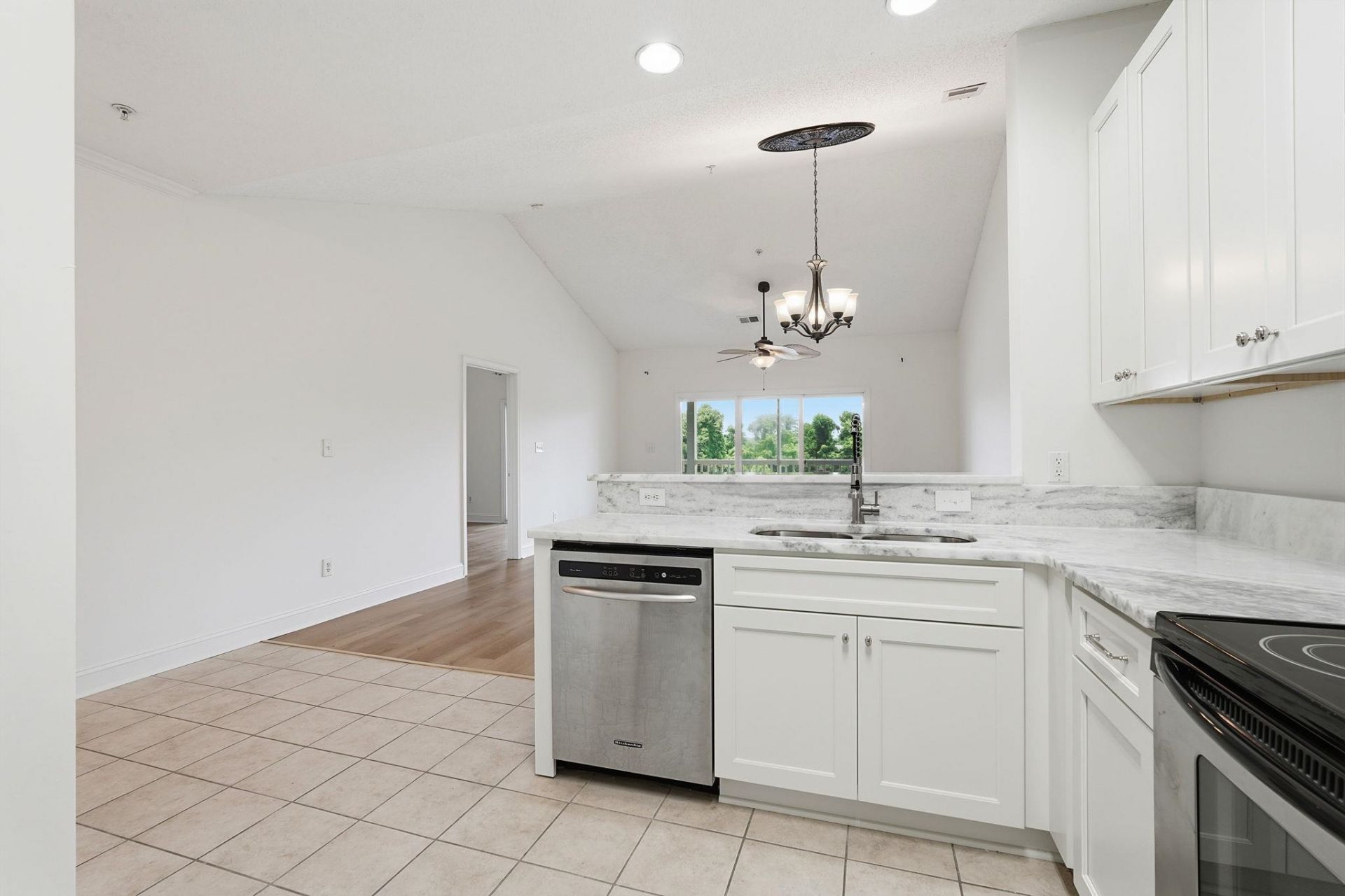 1100 Commons Blvd. Photo 6