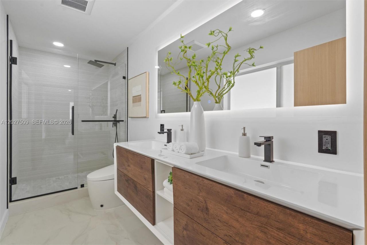 2110 NE 54th St, Fort Lauderdale, FL 33308 Photo
