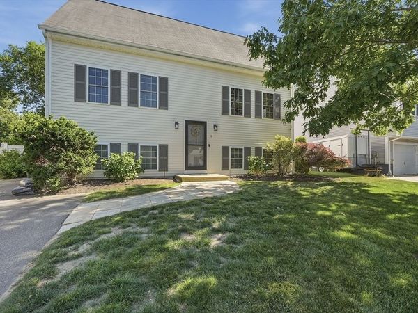10 Slocum Farm Dr, Dartmouth, MA 02747
