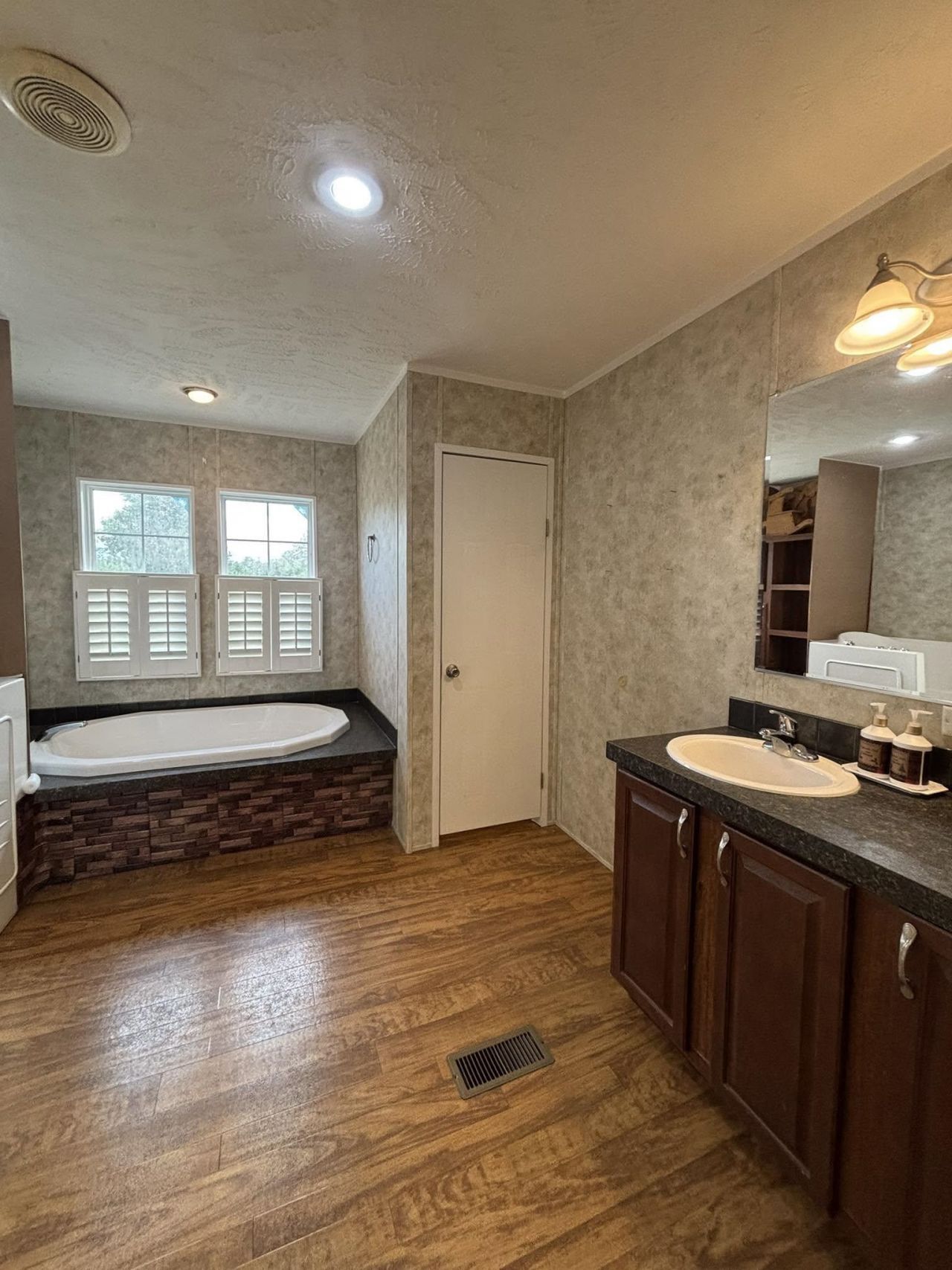10407 County Line Rd. Photo 21