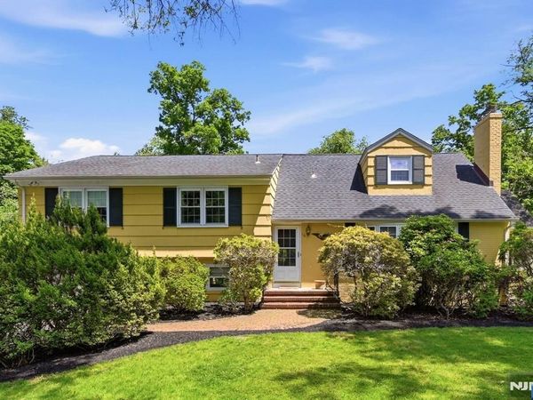 16 Pinecrest Drive, WOODCLIFF LAKE, NJ 07677