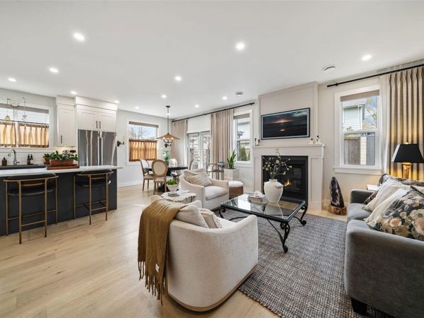 912 Clarke Rd , Central Saanich, BC V8M 2G1