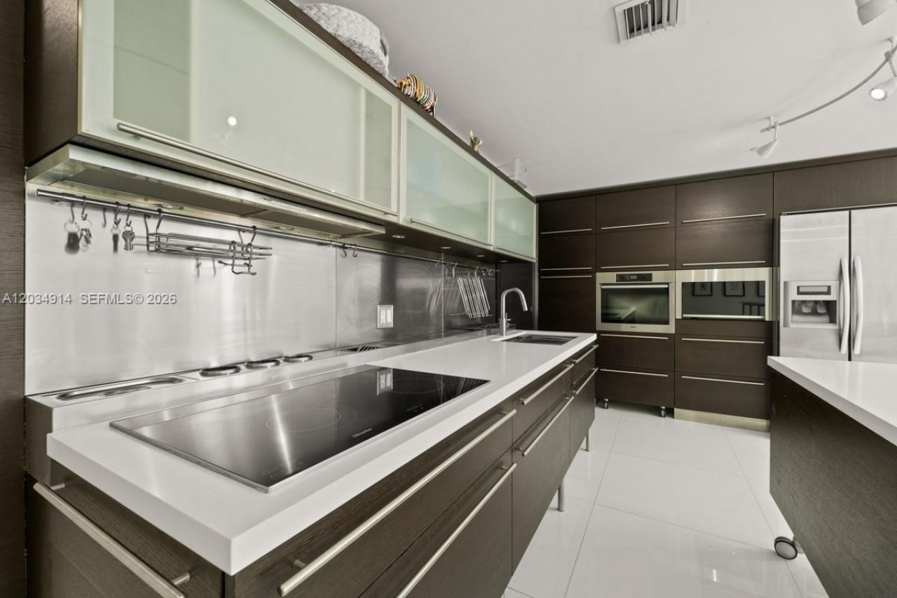 6000 Collins Ave , Unit 517, Miami Beach, FL 33140 Photo