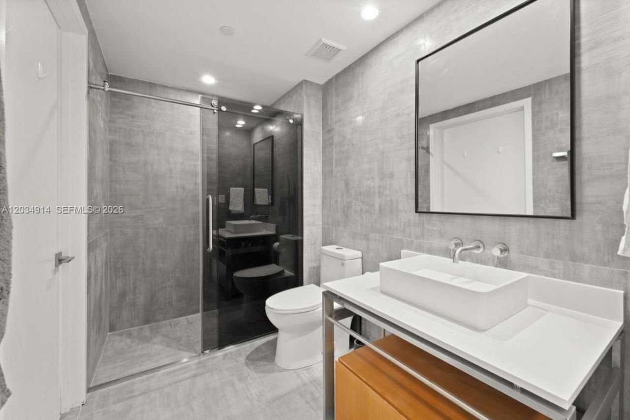 6000 Collins Ave , Unit 517, Miami Beach, FL 33140 Photo