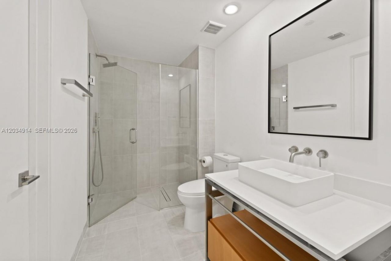 6000 Collins Ave , Unit 517, Miami Beach, FL 33140 Photo