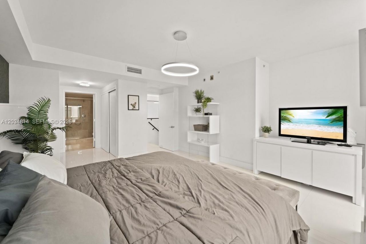 6000 Collins Ave , Unit 517, Miami Beach, FL 33140 Photo