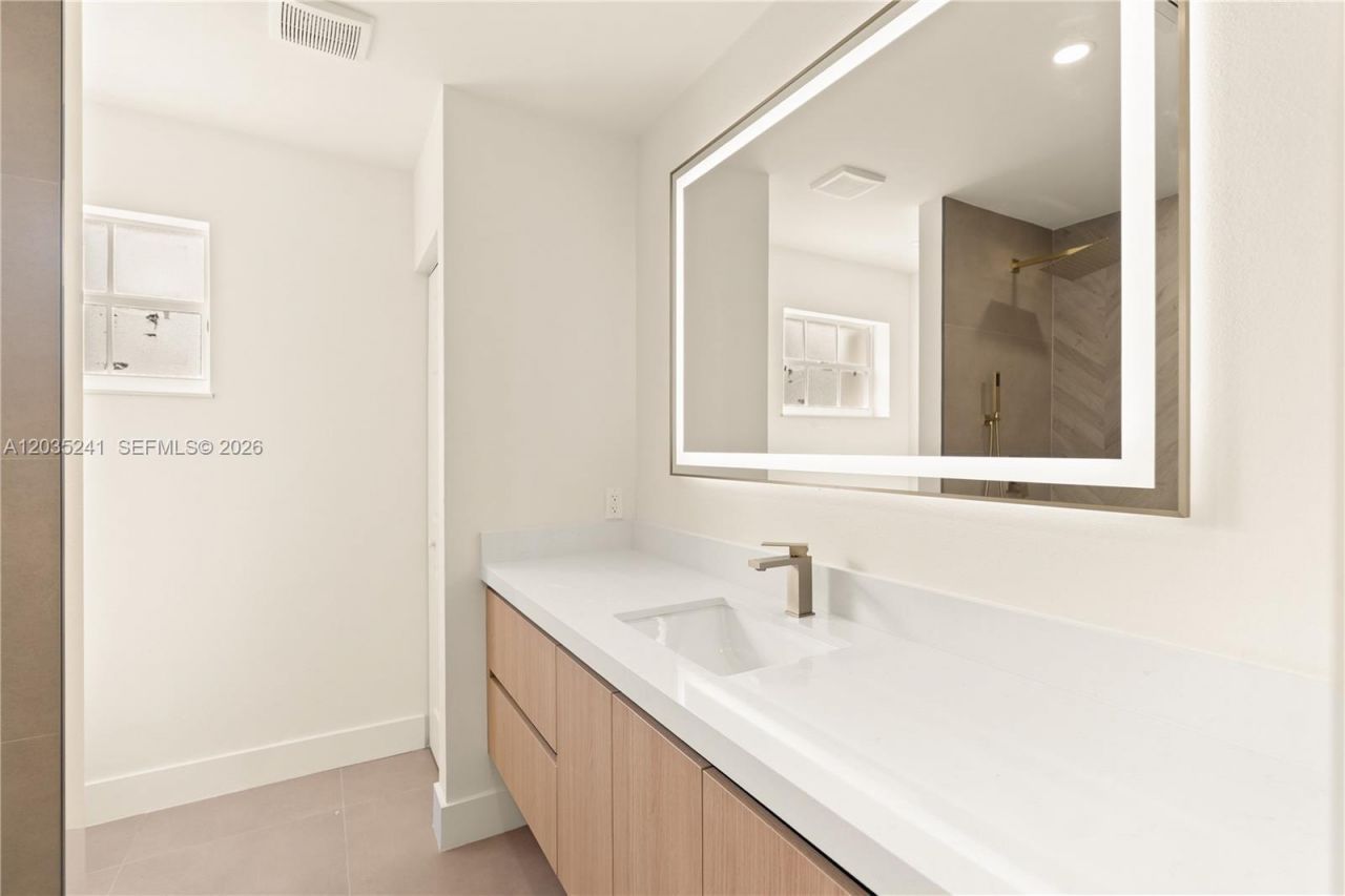 15153 NW 89th Pl, Miami Lakes, FL 33018 Photo