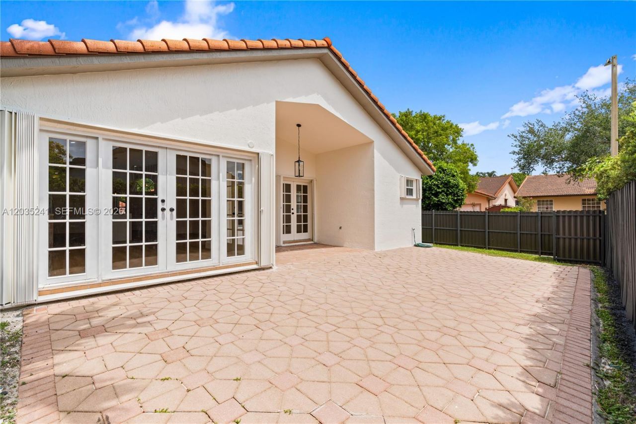 15153 NW 89th Pl, Miami Lakes, FL 33018 Photo