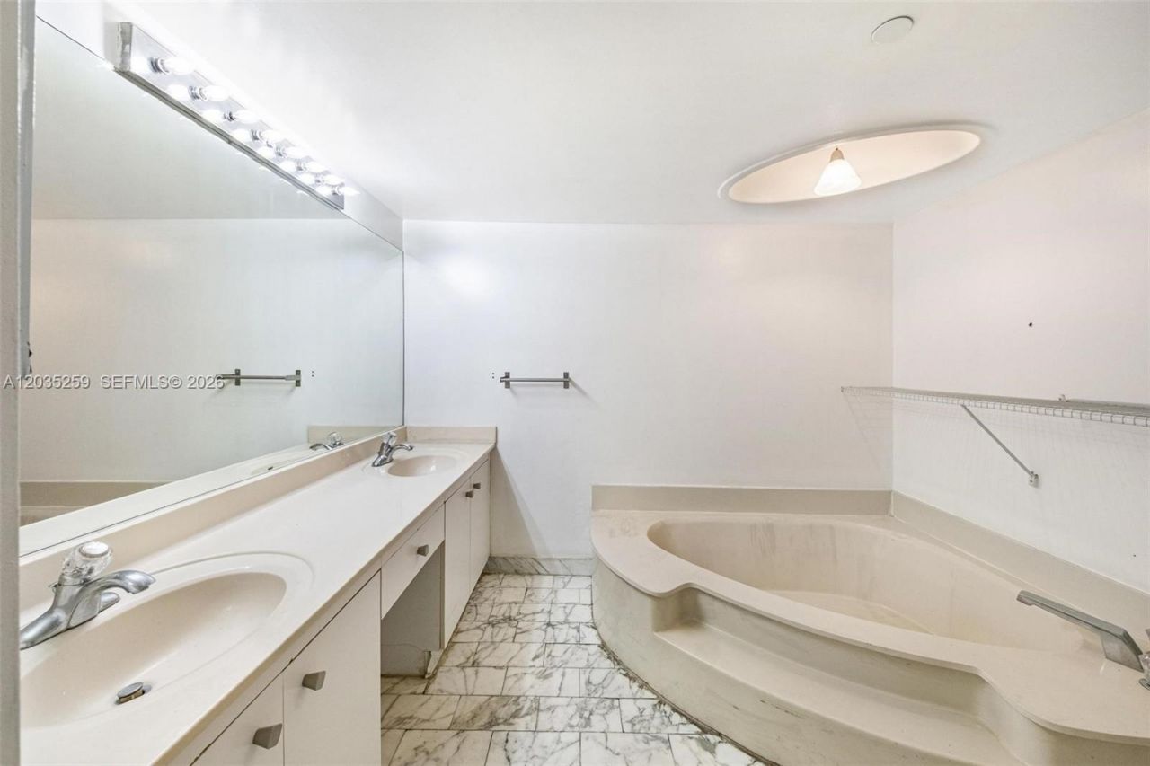 2000 Towerside Ter , Unit 412, Miami, FL 33138 Photo