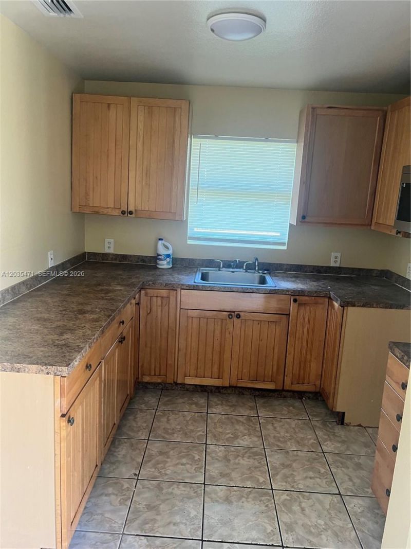 2111 NW 100th St , Unit B, Miami, FL 33147 Photo