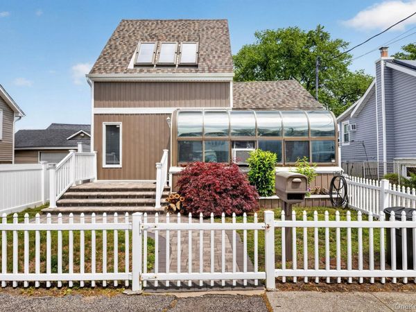 228 W Clearwater Road , Lindenhurst, NY 11757