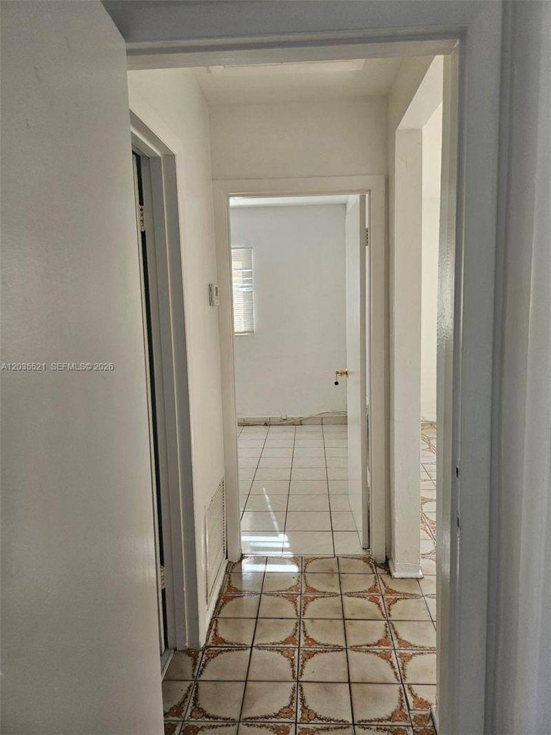 709 NE 4th Ct , Unit 6, Hallandale Beach, FL 33009 Photo