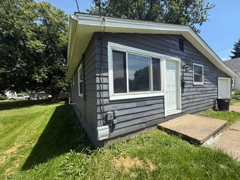 2646 Harmont Avenue NE, Canton, OH 44705 Photo 2