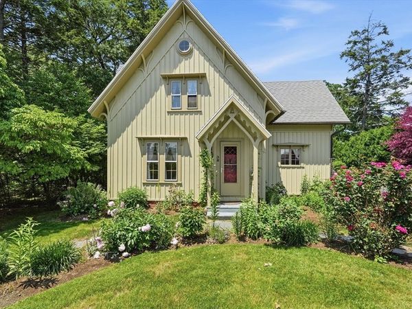 38 Round Hill Road, Northampton, MA 01060