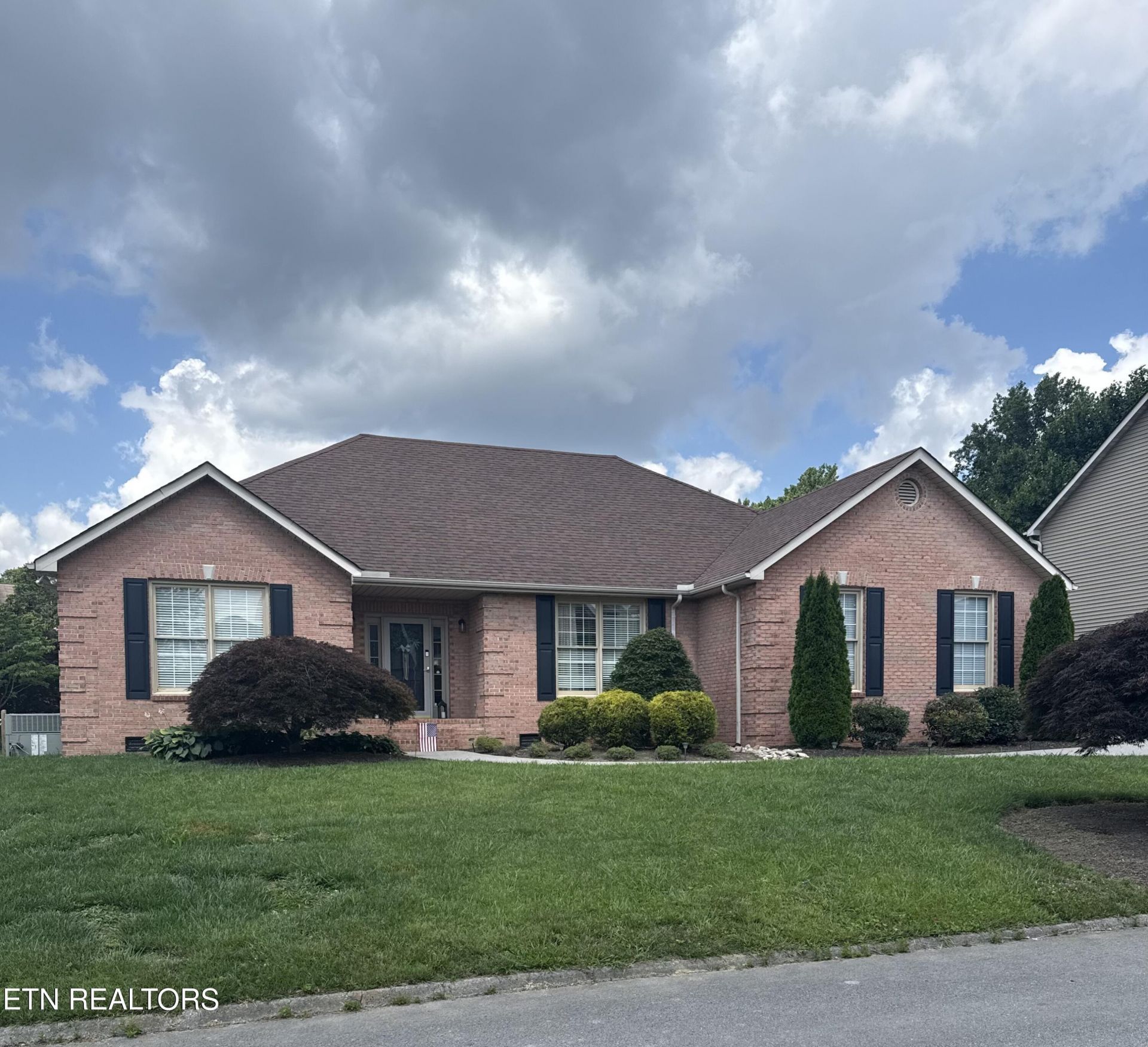 829 Meadowfield Drive, Knoxville, TN 37923 Main Photo