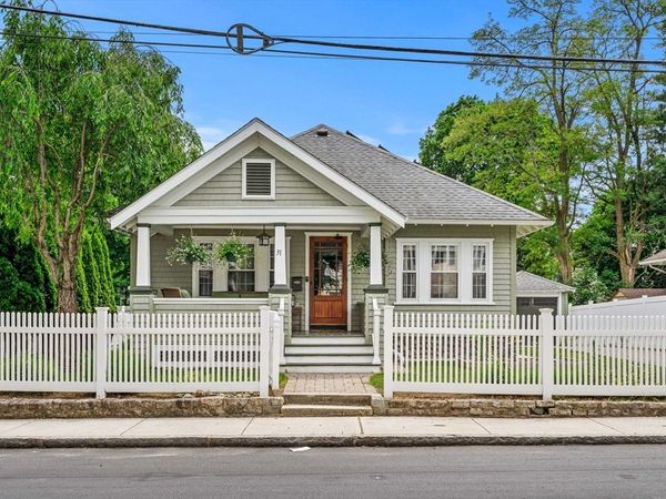 31 Sycamore St, Lowell, MA 01852