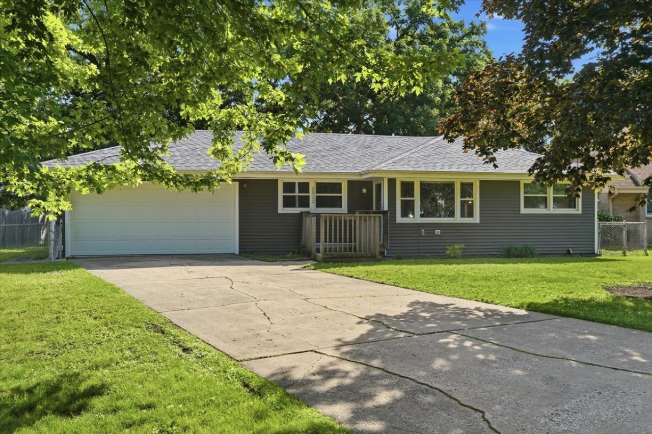 2512 Highland Drive, Lindenhurst, IL 60046 Main Photo