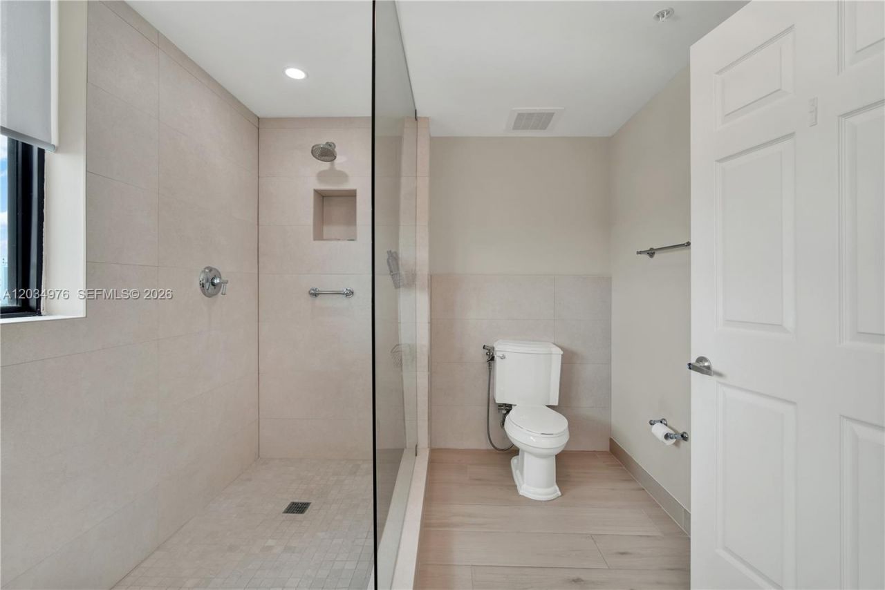 1300 Ponce De Leon Blvd , Unit 901, Coral Gables, FL 33134 Photo