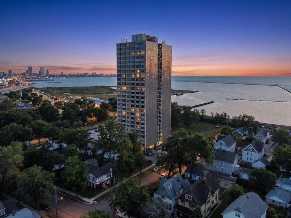 2525 S Shore DRIVE, Unit 15B, Milwaukee, WI 53207