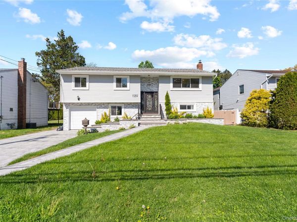 1059 Denton Avenue , Manhasset Hills, NY 11040