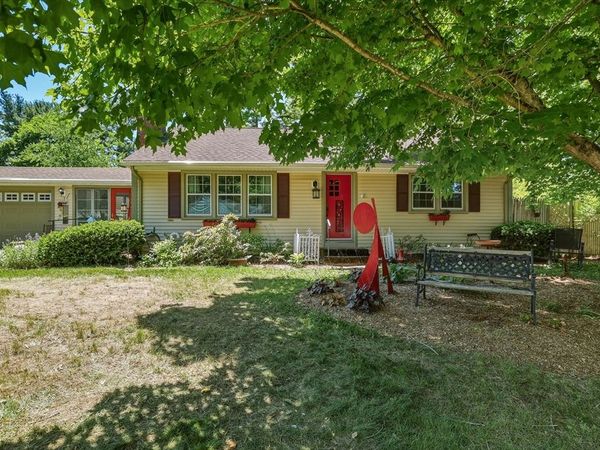 15 Gilrain Ter, Northampton, MA 01062