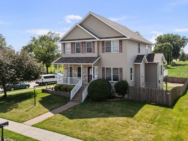 1302 Eagles Crest Drive , Davenport, IA 52804