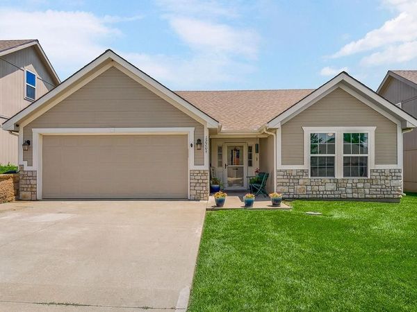 12209 N Pomona Lane, Kansas City, MO 64163