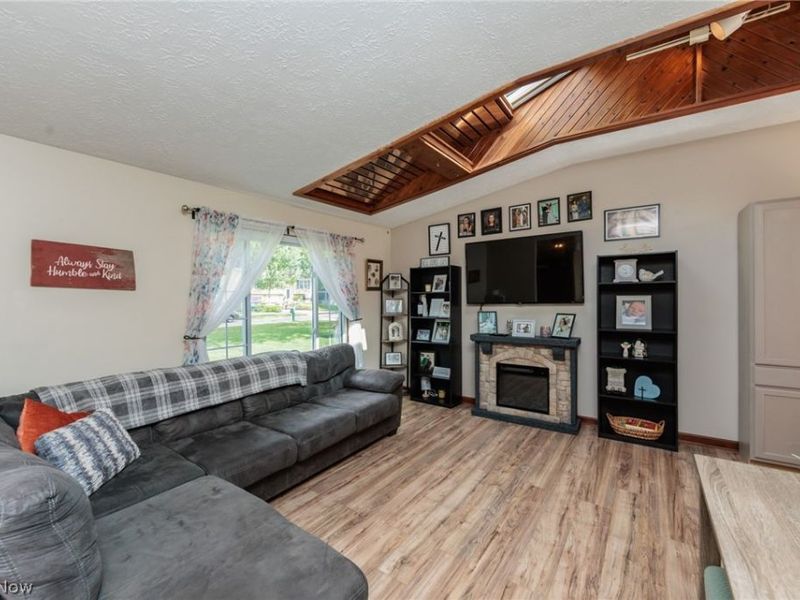 8543 Greenbriar Drive , Olmsted Township, OH 44138 Photo 3