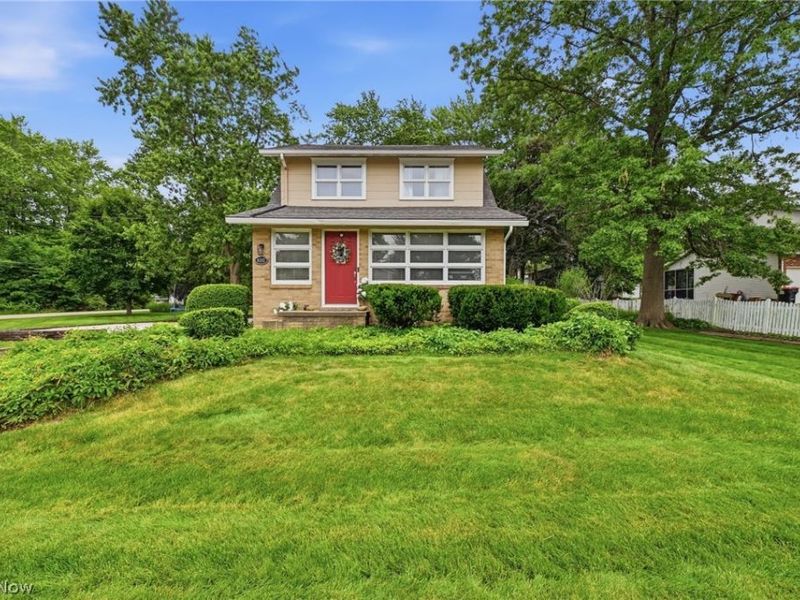 8562 Essex Avenue NW, North Canton, OH 44720 Photo 2